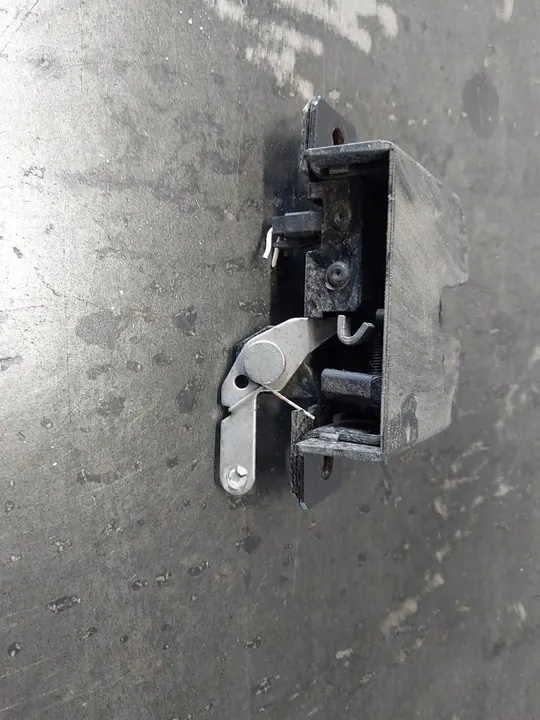 VW Caddy III 03-15 Baklås 2K0827505F image 4