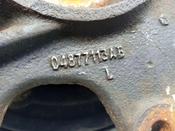 Jeep Taka-akselin laakeriholkki OEM 04877113AB image 4