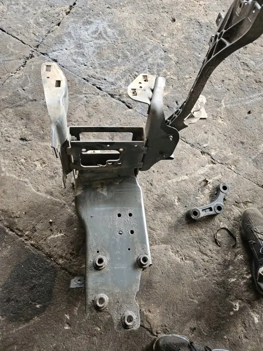 Support de marche Mercedes Actros MP4 Montage OEM A9606601130 image 2