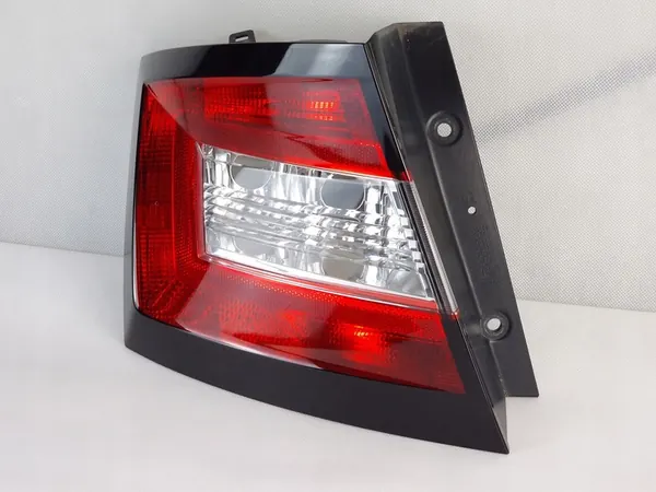 Luz trasera izquierda Skoda Fabia 3 Hatchback image 4