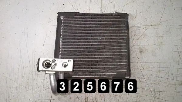 Matriz condensador AC Dacia Duster OEM 669457Q image 2