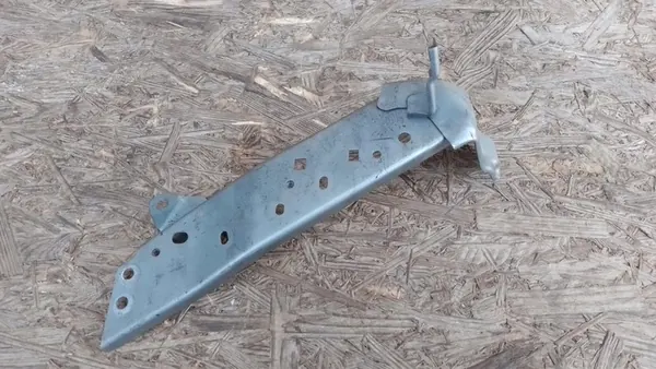 Mazda OE KD5352240 Suporte de para-lama dianteiro image 4