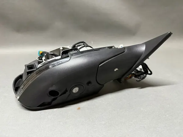 Maserati Ghibli oikea peili OEM 670145930 - Halkeillut image 3