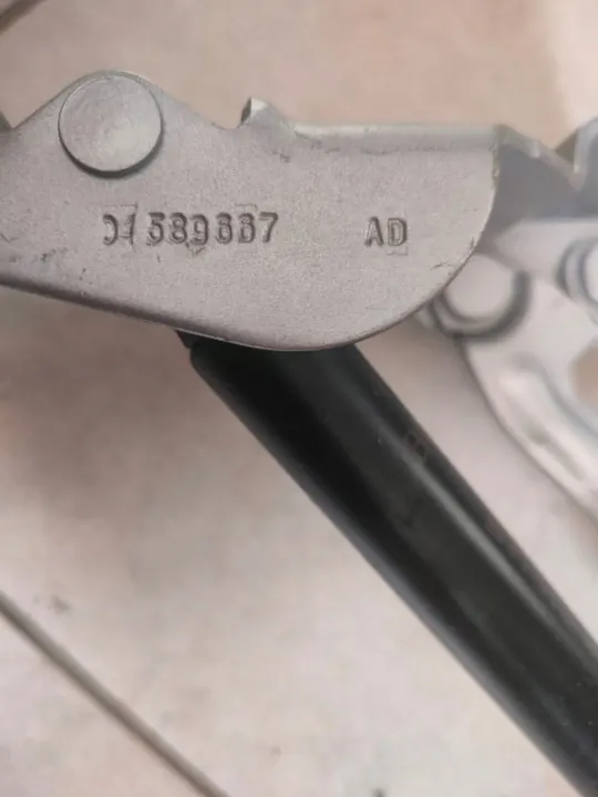 Charnière de coffre Dodge Challenger 2015 OEM 04589667AD image 3