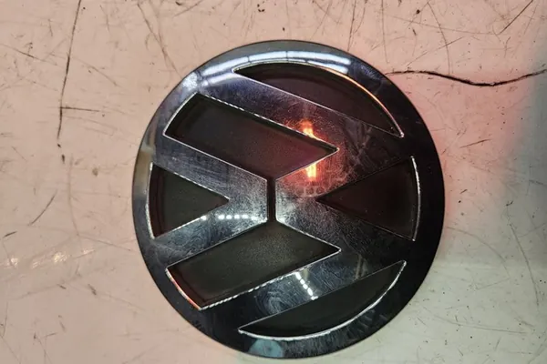 VW Touareg Emblem 7L6853630A image 2