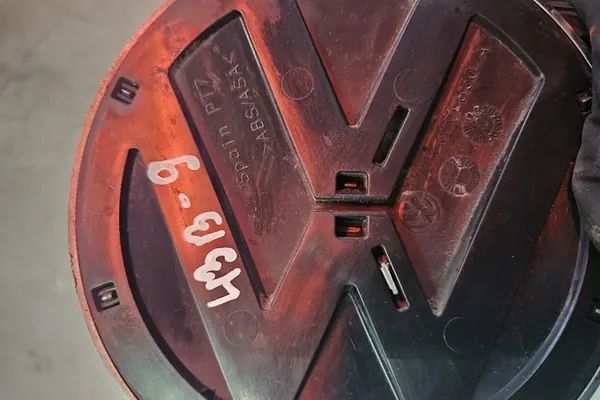 VW Touareg Emblem 7L6853630A image 3