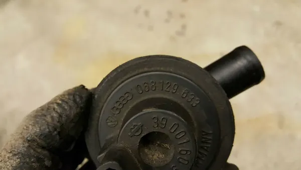 Volkswagen Golf II 1984 Air Pressure Sensor OEM 068129633 image 3