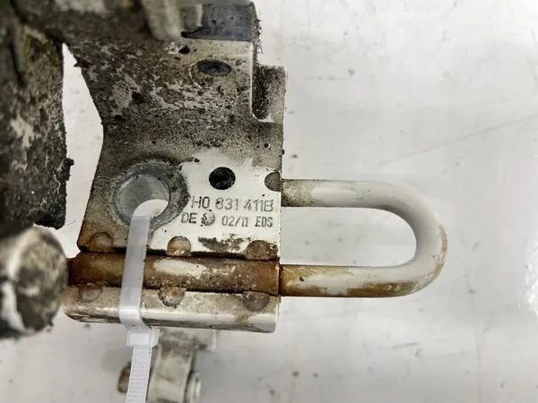 VW T5 Left Door Hinge Lower + Upper 7H0831411B image 3