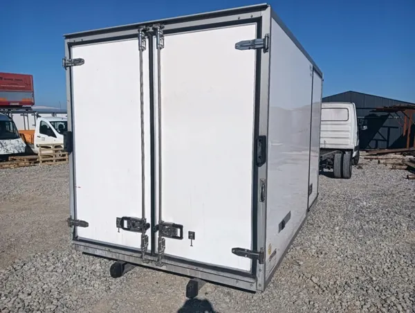 LE CAPITAIN gekoelde containeropbouw voor Iveco image 4