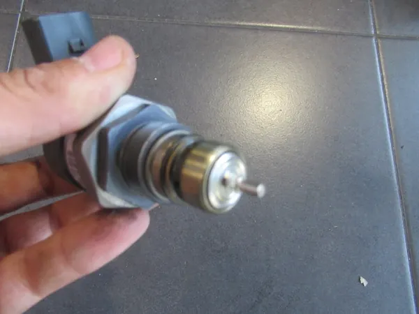 Sensor Regulador de Pressão de Combustível VW Audi Skoda 057130764L image 2