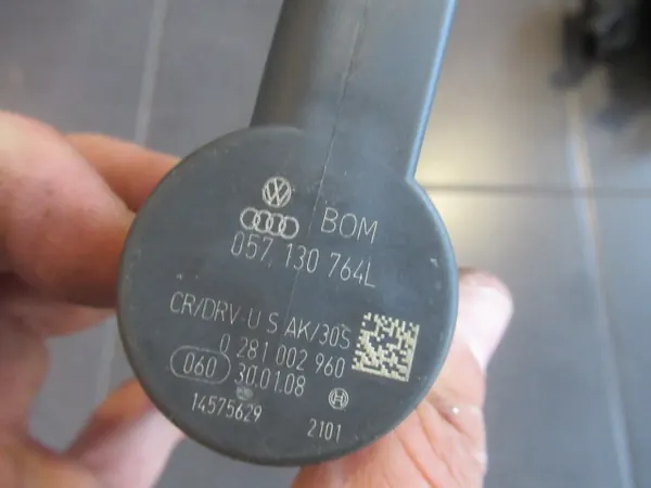 Sensor Regulador de Pressão de Combustível VW Audi Skoda 057130764L image 3