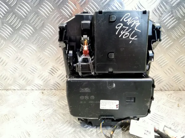 Porte-gobelet Mercedes C W205 OEM A2056801005 image 9