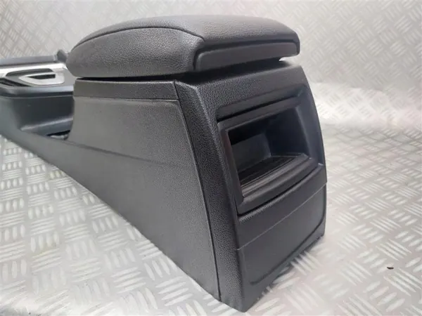 Mittkonsol armstöd OEM 83374101 BMW 2 F22 M240i image 7