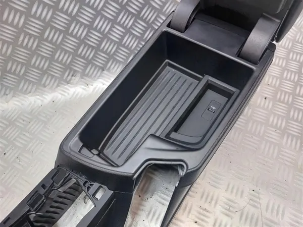 Mittkonsol armstöd OEM 83374101 BMW 2 F22 M240i image 8