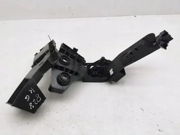 Volkswagen Golf VIII 2022 Suporte de para-choque traseiro esquerdo OEM image 6