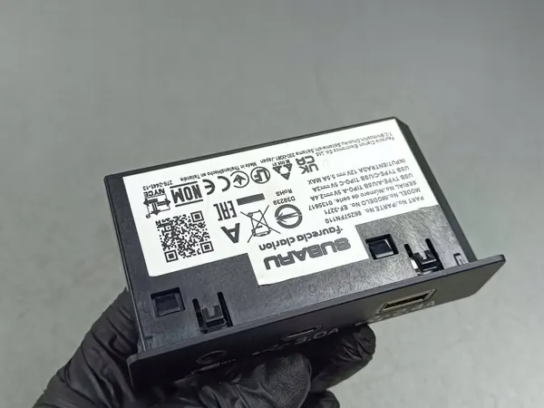 Tomada USB Subaru Forester OEM 86257FN110 - Usado image 4