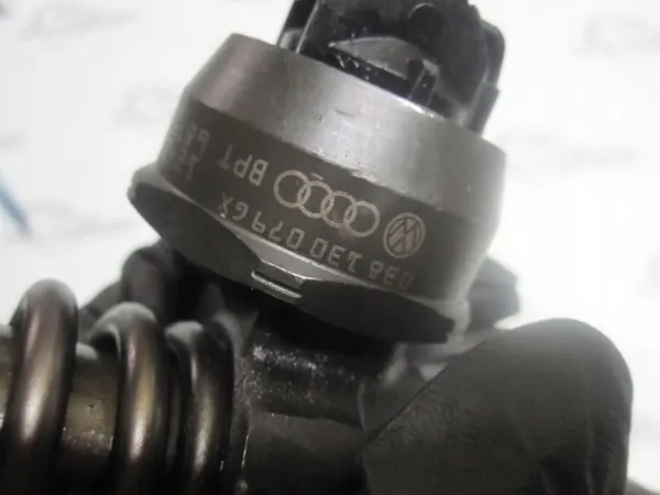 Inyector VW 1.9 TDI OEM 038130079GX - Usado image 3