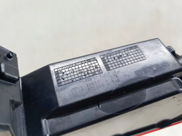 Luz trasera derecha Audi Q3 8U OEM 8U0945095D image 9