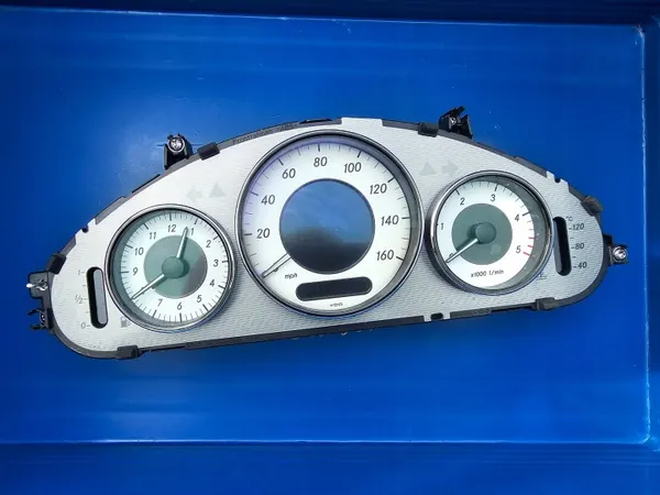 Mercedes CLS C219 Instrumententafel OEM 2195401047 image 2