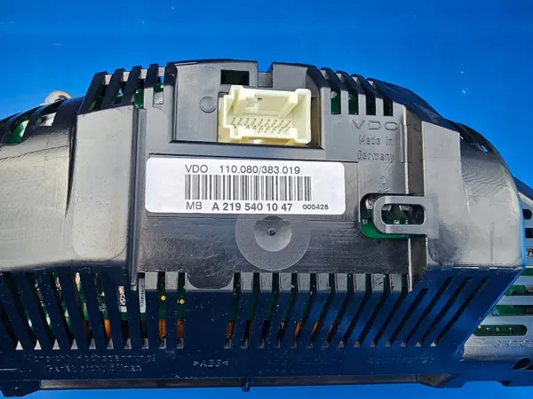 Mercedes CLS C219 Instrumententafel OEM 2195401047 image 3