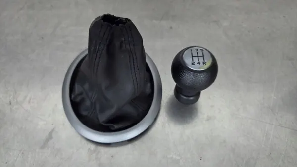 Suzuki Swift MK6 Manchon Levier Vitesse OEM CCU1634 image 2