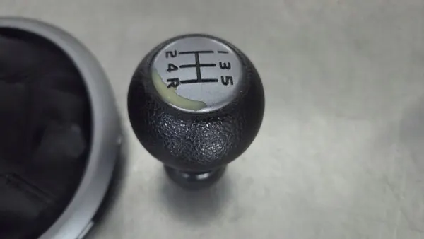 Suzuki Swift MK6 Manchon Levier Vitesse OEM CCU1634 image 3