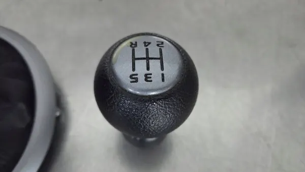 Suzuki Swift MK6 Manchon Levier Vitesse OEM CCU1634 image 4