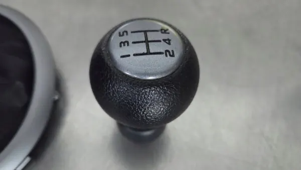 Suzuki Swift MK6 Manchon Levier Vitesse OEM CCU1634 image 5