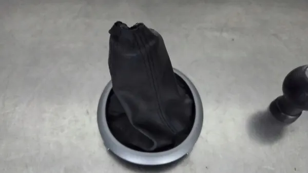 Suzuki Swift MK6 Manchon Levier Vitesse OEM CCU1634 image 8