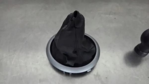 Suzuki Swift MK6 Manchon Levier Vitesse OEM CCU1634 image 9