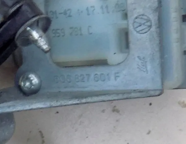 Plaque de fixation VW 9N OEM 6Q6827601F image 3