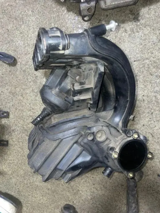Colector de admisión BMW OE usado OEM 1437938 image 3