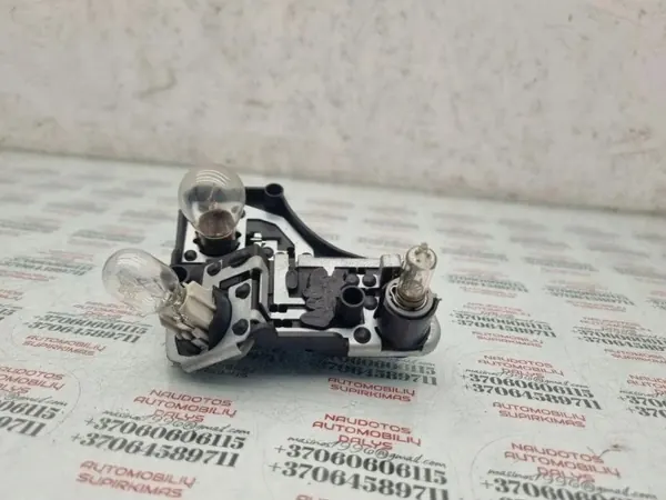 Conector lámpara trasera VW Touran OEM 176453 Usado image 2