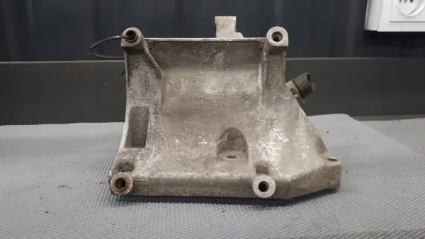 OEM 1031310935 Generatorfäste Mercedes W124 W126 image 2