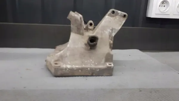 OEM 1031310935 Generatorfäste Mercedes W124 W126 image 3