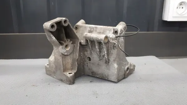 OEM 1031310935 Generatorfäste Mercedes W124 W126 image 5