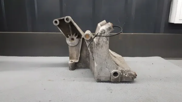 OEM 1031310935 Generatorfäste Mercedes W124 W126 image 6