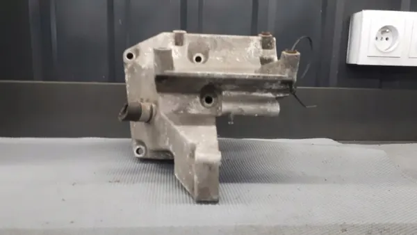 OEM 1031310935 Generatorfäste Mercedes W124 W126 image 7