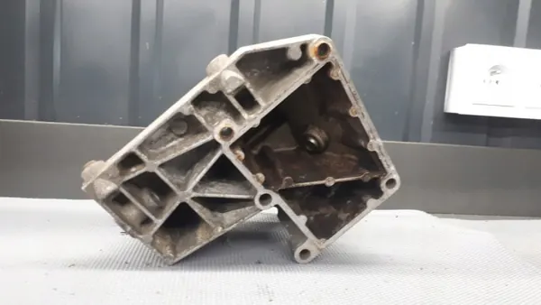 OEM 1031310935 Generatorfäste Mercedes W124 W126 image 8