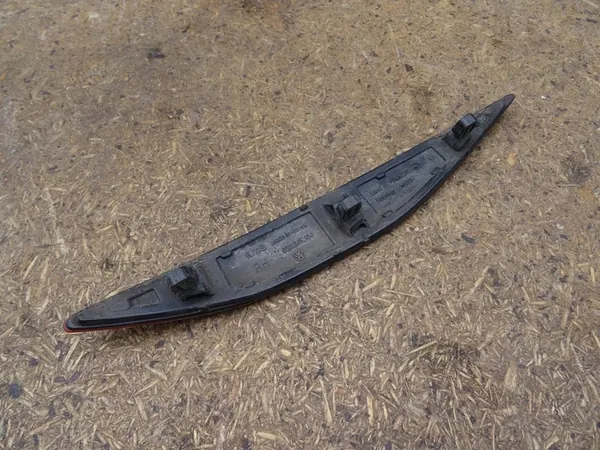 VW GOLF VII Takaluukun Oikea Heijastin 5G0945106 image 2