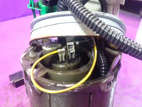 AUDI A4 B6 00-05 Brandstofpomp 8E0919050D 4 Pin image 3