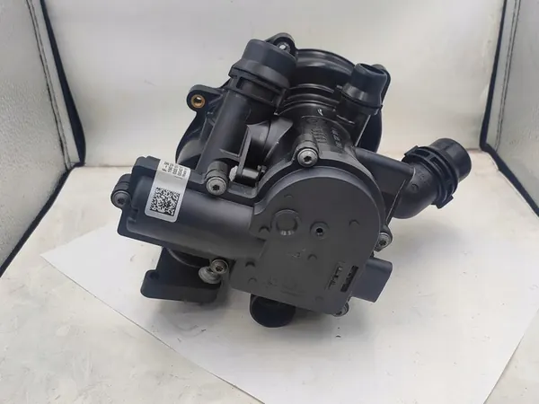 VW Audi Seat Skoda 1.8 2.0 TFSI Carcasa de Termostato image 2