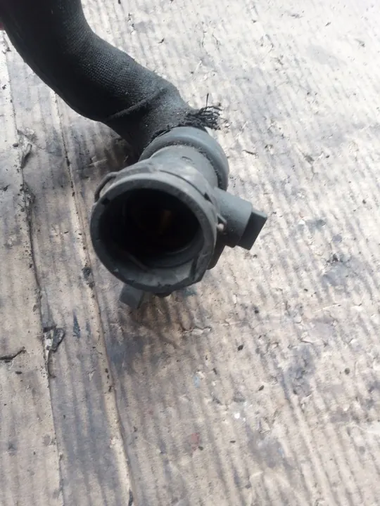 Audi A4 B6 A6 C6 moottorin vesiletku 2.4 B BDV OEM image 3