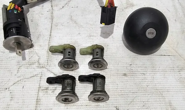 Sytytyskytkin Dacia Sandero Logan Lodgy - 36451710 image 2