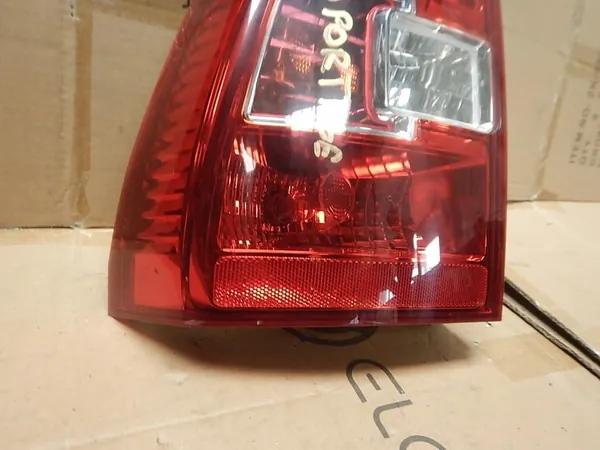 KIA SPORTAGE II LIFT 2010 LUZ TRASERA IZQUIERDA 92401-03000 image 2