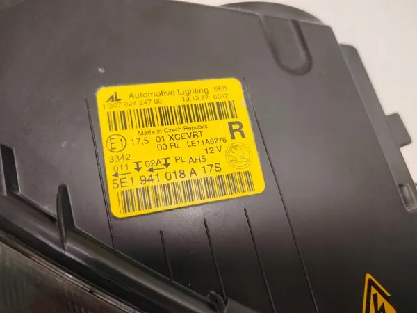 Farol direito Xenon Skoda Octavia III image 3