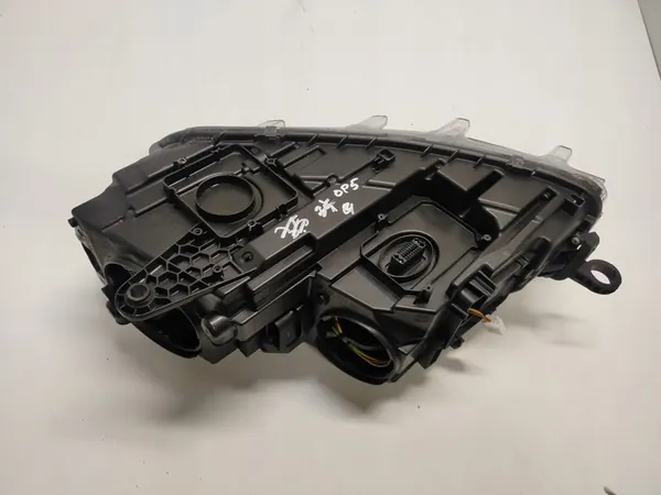 Farol direito Xenon Skoda Octavia III image 4