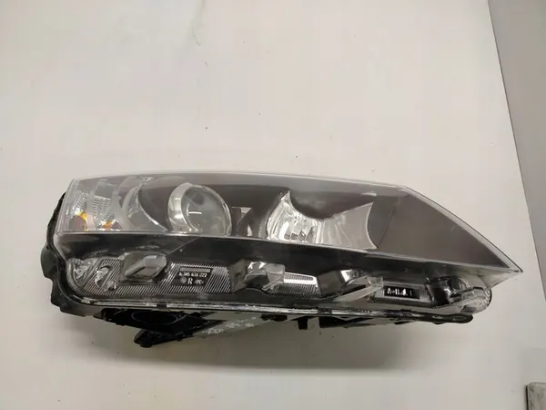 Farol direito Xenon Skoda Octavia III image 6