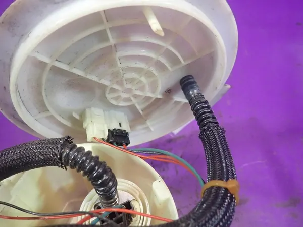 OPEL ASTRA H III 04-07 Polttoainepumppu 0580314196 13238851 4 PIN image 4