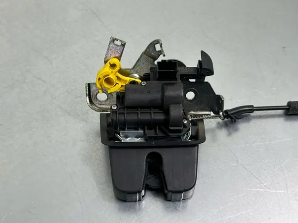 Volkswagen PASSAT B8 2016 Baklucka Lås image 2